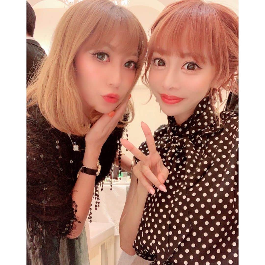 葉月樹里のインスタグラム：「リオナと千尋と🤳💕 . . .  #葉月樹里 #soiréeine #ソワレーヌ #一條りおな #じゅりおな #荒川千尋 #勝ち組アラサーの2人すぎ #ずっとも #みんな集合して凄く楽しい結婚式だた #次は二次会の七瀬の登場動画やで」