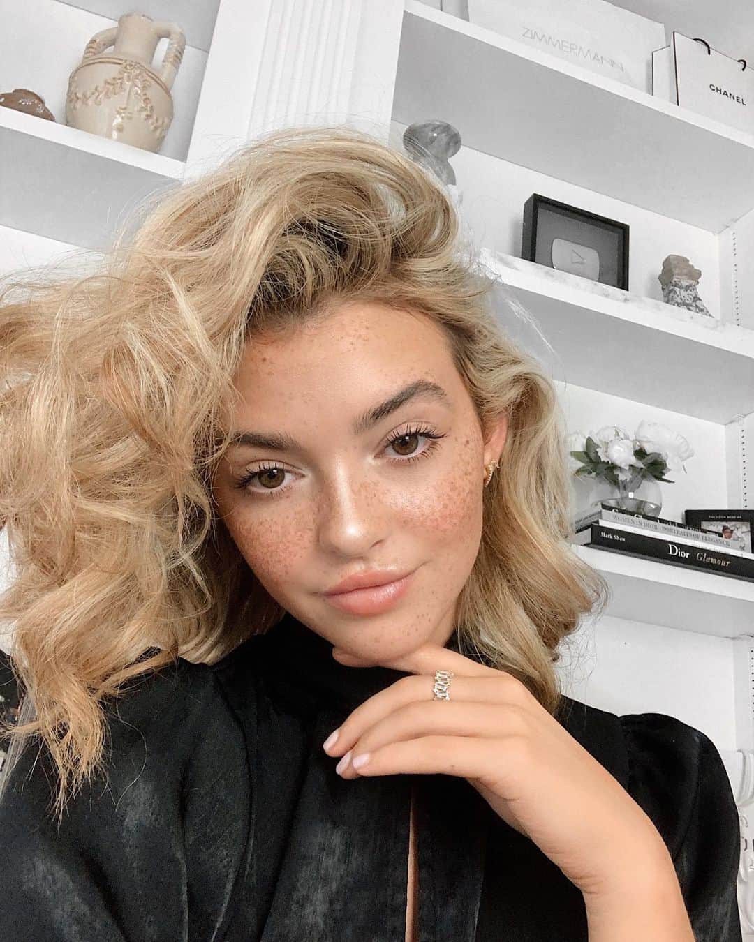 Kelsey Simoneのインスタグラム：「#IPSYpartner Bringing my favorite simple summer beauty look into fall with me thanks to @ipsy ✨ On my skin from my IPSY Glam Bag Plus is - @parishiltonskincare ProD.N.A. Dual-Action Cleansing Gel @ciatelondon Extraordinary Translucent Powder @eyeko Black Magic Liquid Eyeliner @wander_beauty Wanderess™ Seascape Eyeshadow Palette @illamasqua Antimatter Lipstick in Cosmic  #IPSYglambagplus」
