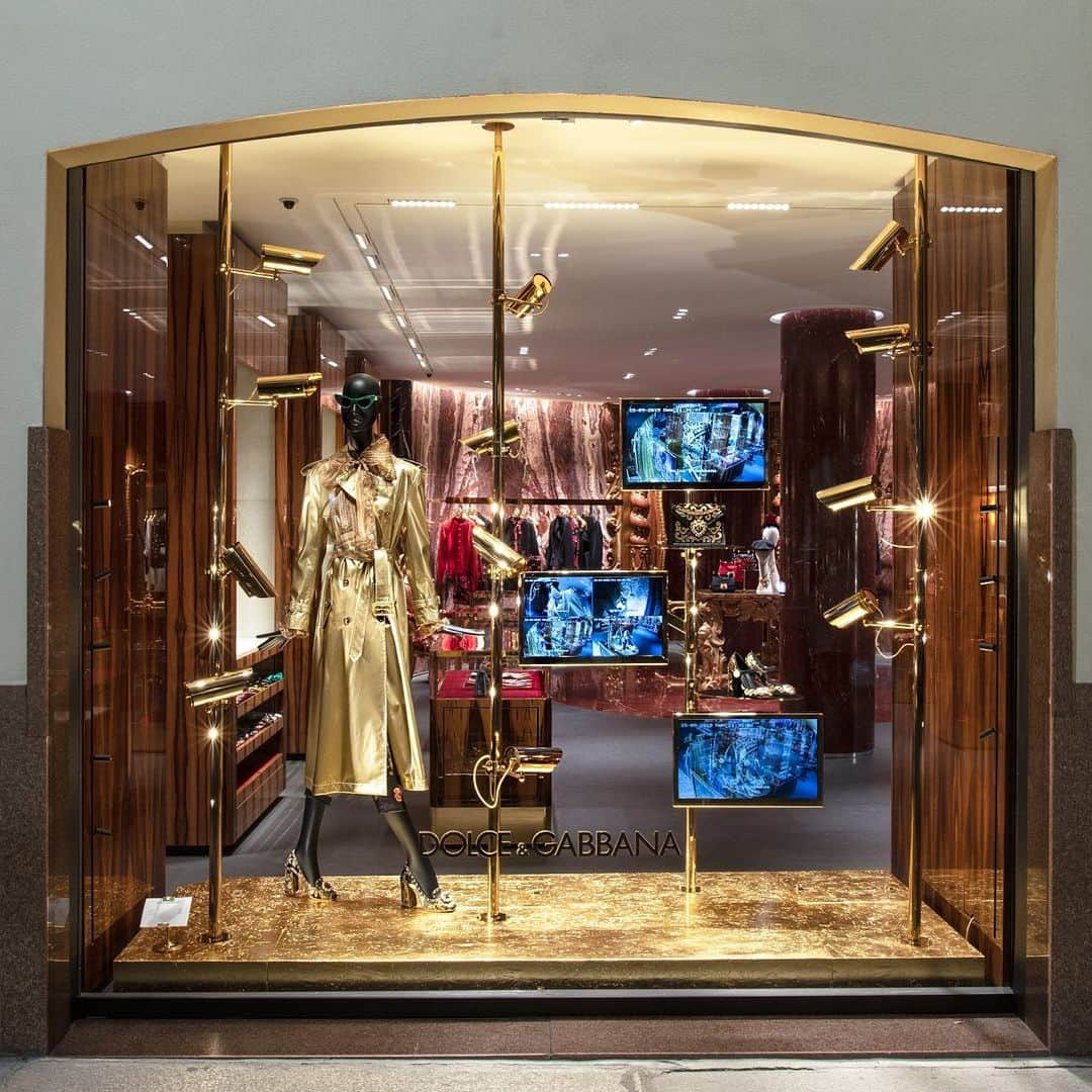 ドルチェ&ガッバーナさんのインスタグラム写真 - (ドルチェ&ガッバーナInstagram)「A golden trench coat for a golden #DGWomen. Discover the new window displays in Via della Spiga 2 and stay tuned to find out more about an exclusive event happening here tomorrow, Saturday 21st September.  #DGLovesMilano #DGFattoAMano #DGEyewear」9月21日 2時31分 - dolcegabbana