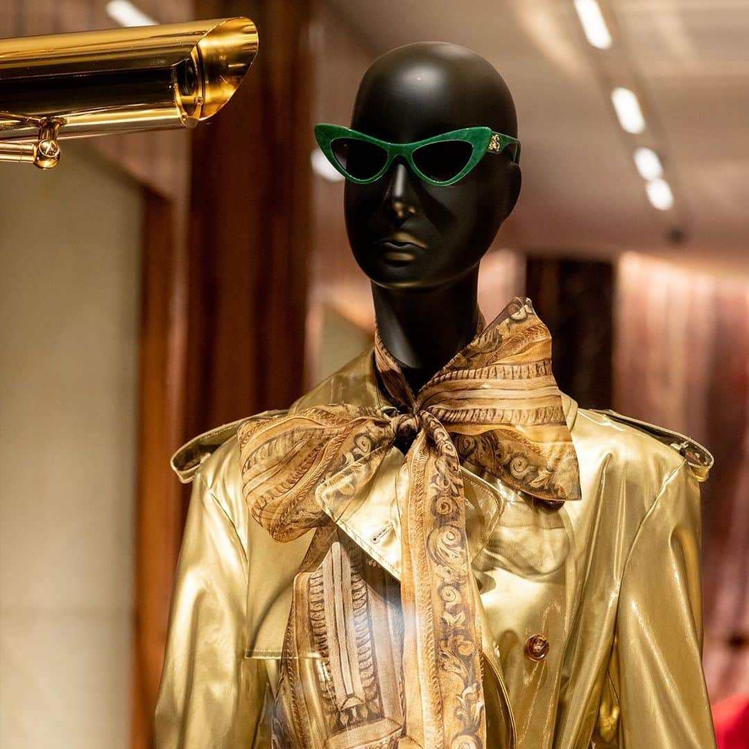 ドルチェ&ガッバーナさんのインスタグラム写真 - (ドルチェ&ガッバーナInstagram)「A golden trench coat for a golden #DGWomen. Discover the new window displays in Via della Spiga 2 and stay tuned to find out more about an exclusive event happening here tomorrow, Saturday 21st September.  #DGLovesMilano #DGFattoAMano #DGEyewear」9月21日 2時31分 - dolcegabbana