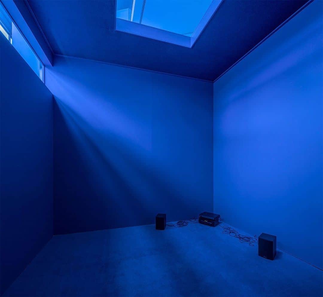 のインスタグラム：「Douglas Gordon was born on this day, September 20, in Glasgow, Scotland!  The solo presentation, "In My Shadow," is currently on view at the ARoS Aarhus Art Museum in Denmark. This exhibition is one of the most extensive demonstrations of Gordon’s work in Europe to date.  __________ #DouglasGordon #Gagosian @arosartmuseum Artwork © Douglas Gordon/VG Bild-Kunst, Bonn, 2019, private Collection, Vienna, Austria.」