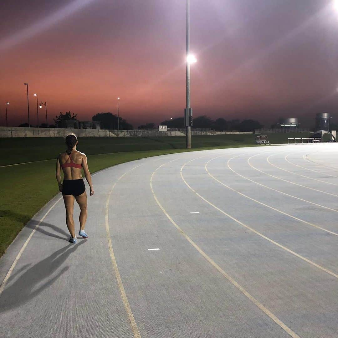 ゾーイ・クラークさんのインスタグラム写真 - (ゾーイ・クラークInstagram)「Really happy with my track session tonight. This heat is good for running quick but it definitely takes some getting used to. Much more manageable when the sun goes down and had such a pretty sunset to look at 🏃‍♀️🌅 🇦🇪 . . 📸 @jessicaturner95 . . . #doha2019 #worldchampionships #trackandfield #athletics #sprinter #preperation #holdingcamp #britishathletics #nearytimetogo #sunset #dubai」9月21日 2時47分 - zoey.f.clark