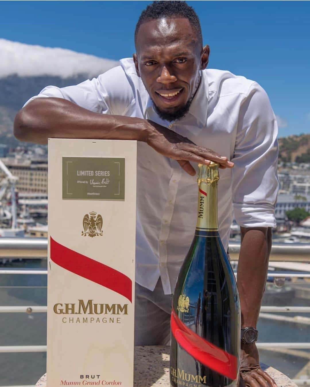 ウサイン・ボルトさんのインスタグラム写真 - (ウサイン・ボルトInstagram)「Cheers to the Weekend @ghmumm 🍾🙌🏽」9月21日 2時57分 - usainbolt