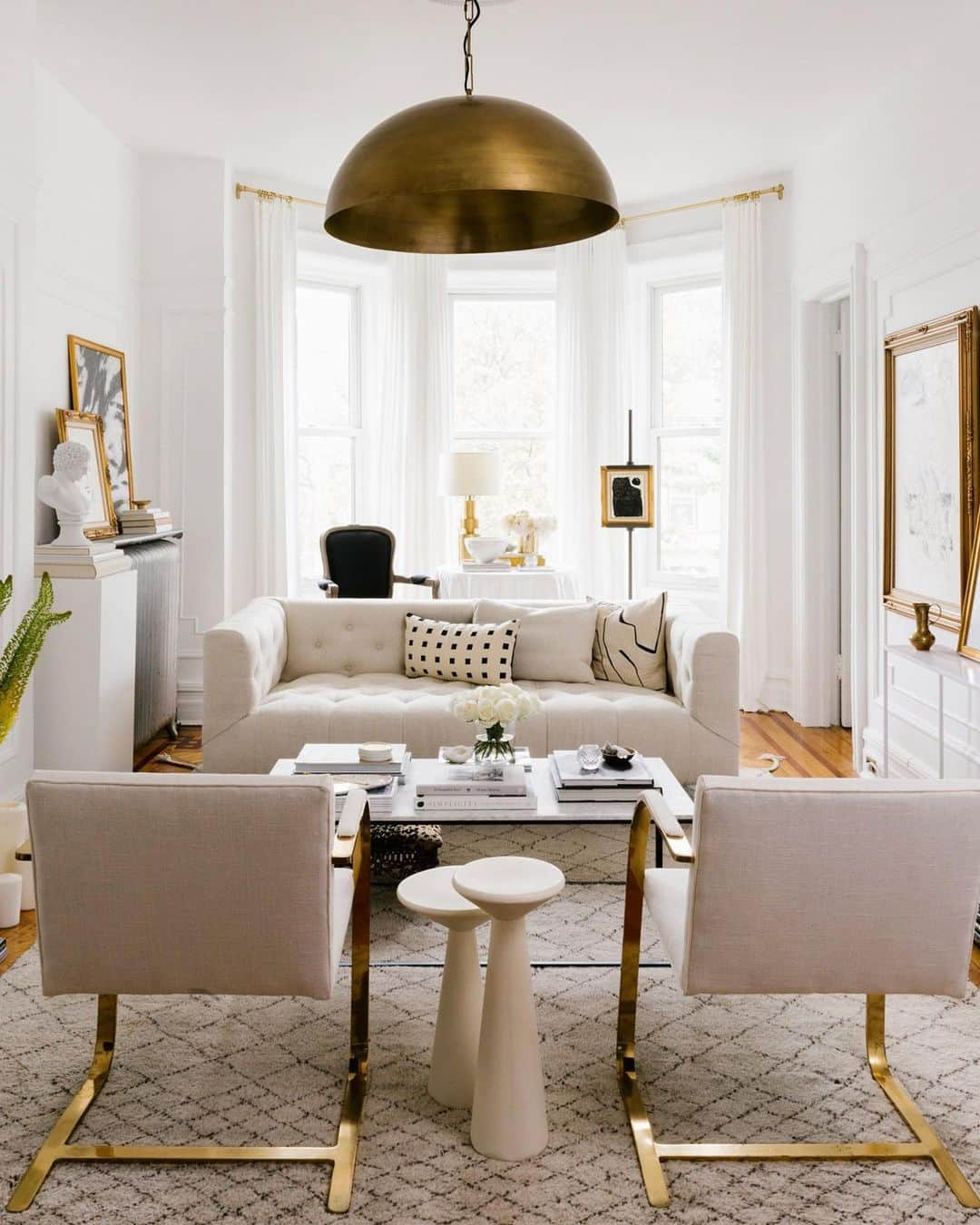 マーサ・スチュワートさんのインスタグラム写真 - (マーサ・スチュワートInstagram)「Designer @shelbygirard, @thehavenly's VP of Design, used a savvy mix of high-low decor and a chic neutral color palette in black, white, and gold to transform her New York City home. She and her husband moved to a Brooklyn brownstone that was barely half the size of their former home earlier this year, making the new space quite an adjustment. However, the house had the raw goods: two enormous bay windows and two skylights which allowed the sun to pour in, polished wooden floors with decorative inlays, and picture-frame molding on the walls—all of which helped give the 850-square-foot space a spacious, old-world feel and meshed with Girard's own monochromatic, Parisian-inflected sensibility. Check out the full home tour at the link in bio!👆🏼📷: @morganrlevy」9月21日 2時58分 - marthastewart