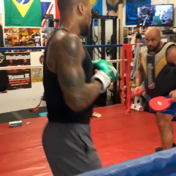 デイミアン・リラードのインスタグラム：「We a week from @errolspencejr vs @showtimeshawnp ... @leonardellerbe I’m feeling anxious 🤷🏽‍♂️」
