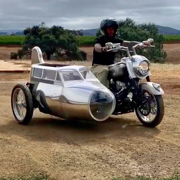 ケアリー・ハートさんのインスタグラム写真 - (ケアリー・ハートInstagram)「Getting some seat time on the @indianmotorcycle #B17Bomber side car. I think Jamo is gonna be ready for a lunch ride!!!! This bike is do fun to ride!!!!!」9月21日 3時10分 - hartluck