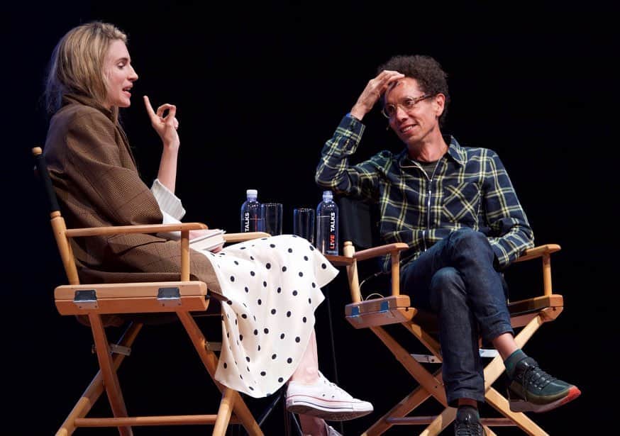 ブリット・マーリングのインスタグラム：「me proposing an over-arching narrative for everything @malcolmgladwell has ever written, Malcolm, in a classic posture of our friendship, bracing himself for something totally insane but possibly true. The audiobook for his new book #talkingtostrangers is 🔥🔥🔥. @livetalksla 🙏🏼 Gary Leonard for sending over this 📸 and the one that follows, which is evidence of two people who don’t know how to take a proper selfie trying to take a proper selfie」