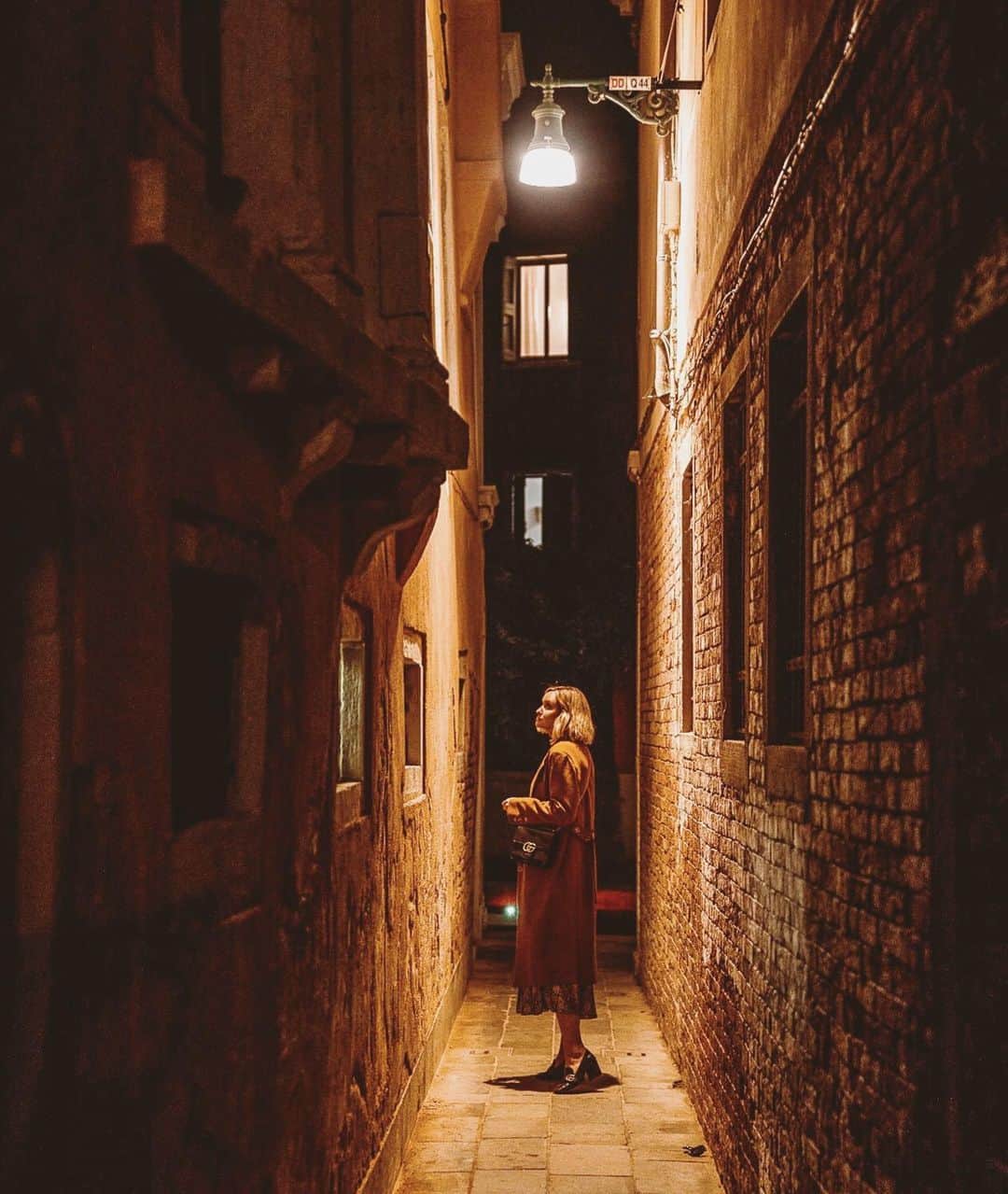 リズ・チェルカソワのインスタグラム：「When you’re walking through a dark alley in your life, find that one light that shines. Stand under that light but don’t linger. Keep walking through the dark alley until you reach another light, and then another and another. That’s what life is - a dark ancient alley with tiny glimmering lights guiding your way.」