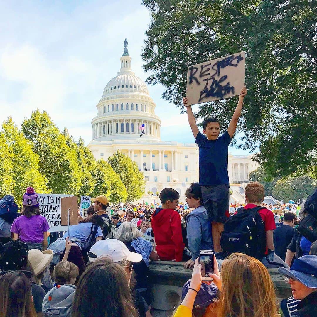 トミー・コールドウェルのインスタグラム：「It struck me this morning while marching with the youth in DC that there is a wonderful side effect to this kind of activism. Purpose driven passion is what creates happiness. Nothing feels more right than fighting for what you truly believe is best for the people you love. And I really love our kids. It’s time to follow their lead.」