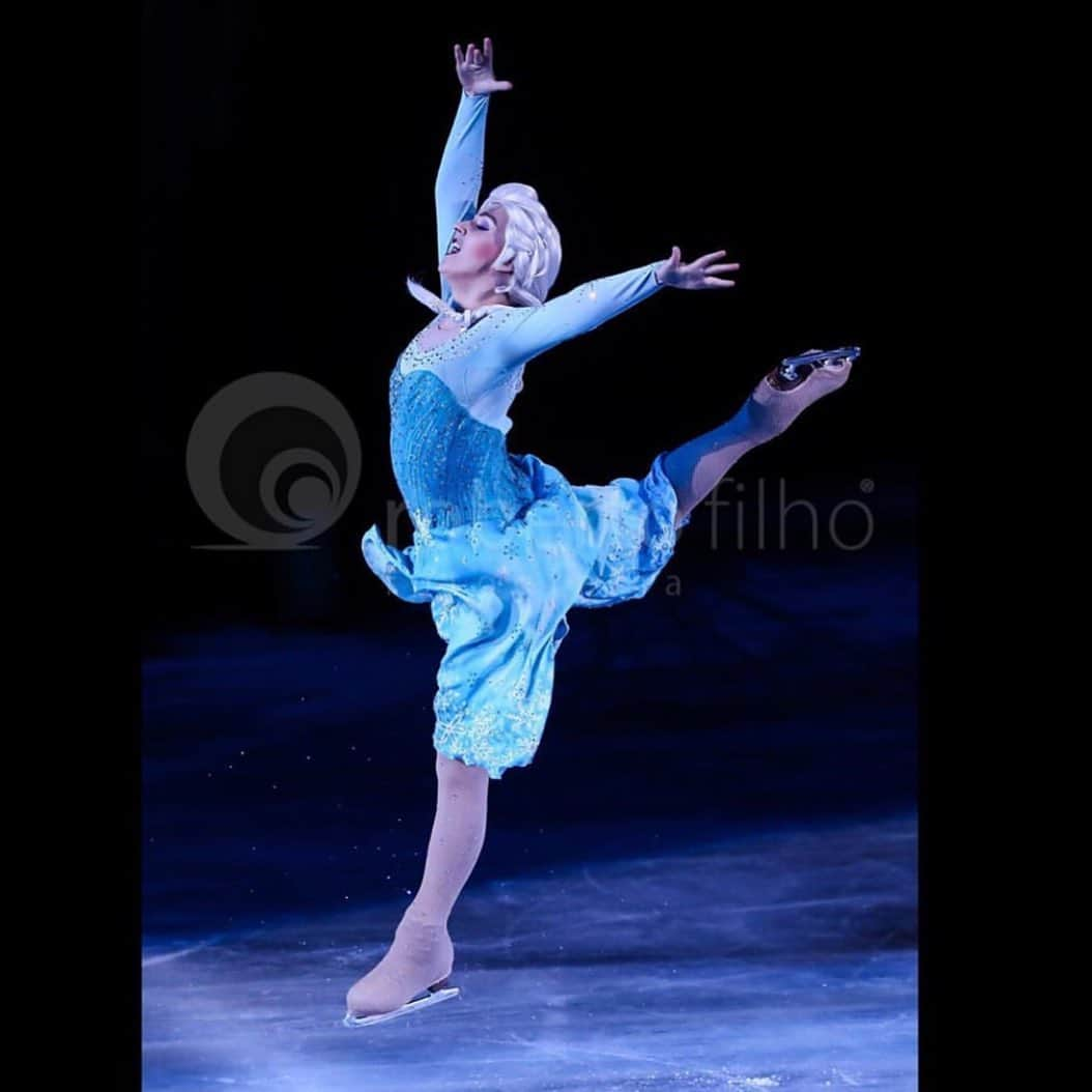 アレクシ・ギレスのインスタグラム：「Almost time to jump into tour #6! 🎉😎❄️✨ ⛸ See you around the States🇺🇸 & Canada🇨🇦! #disneyonice #dreambig #elsa #d27 • 📷- @robertofilho_profissional」