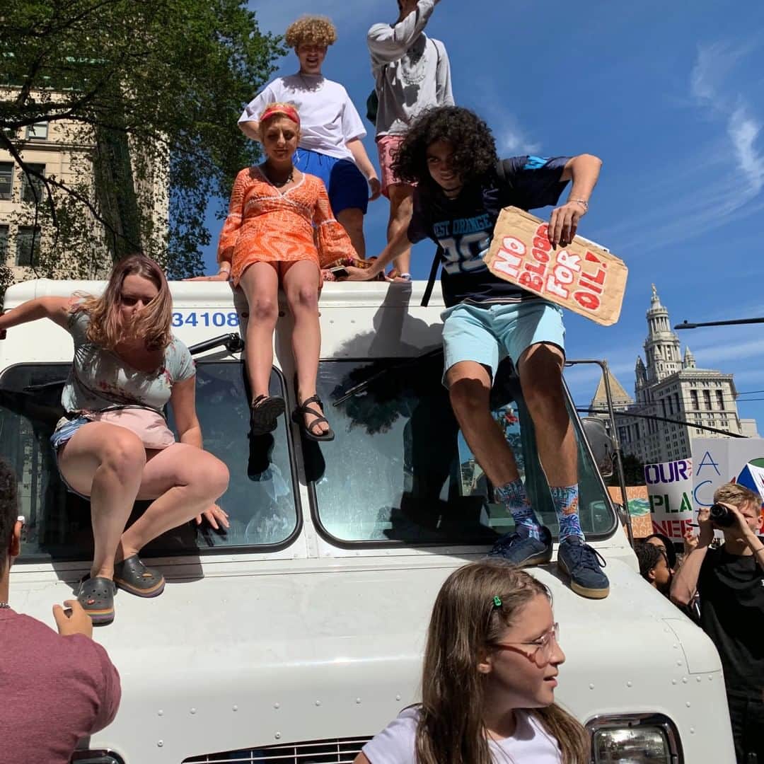 Vogueさんのインスタグラム写真 - (VogueInstagram)「Protesting an inefficient government response to climate change, youth activists from around the world are skipping school today, for the #GlobalClimateStrike. The scene in New York City is hopeful, unified, and most importantly, youth-led. Photographed by @arnold_daniel.」9月21日 3時30分 - voguemagazine