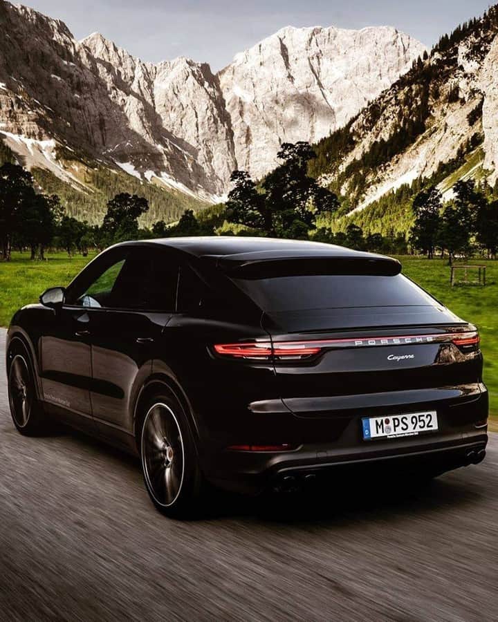 Porscheさんのインスタグラム写真 - (PorscheInstagram)「Climbs every mountain, fords every stream. Where would you spend a dream weekend in the Cayenne Coupé? #PorscheMoment #CayenneCoupé (📸: @stefan.duenisch) _ Combined fuel consumption in accordance with EU 6: Cayenne Coupé: 9.4 – 9.3 l/100 km; combined CO2 emissions 215 – 212 g/km」9月21日 3時30分 - porsche