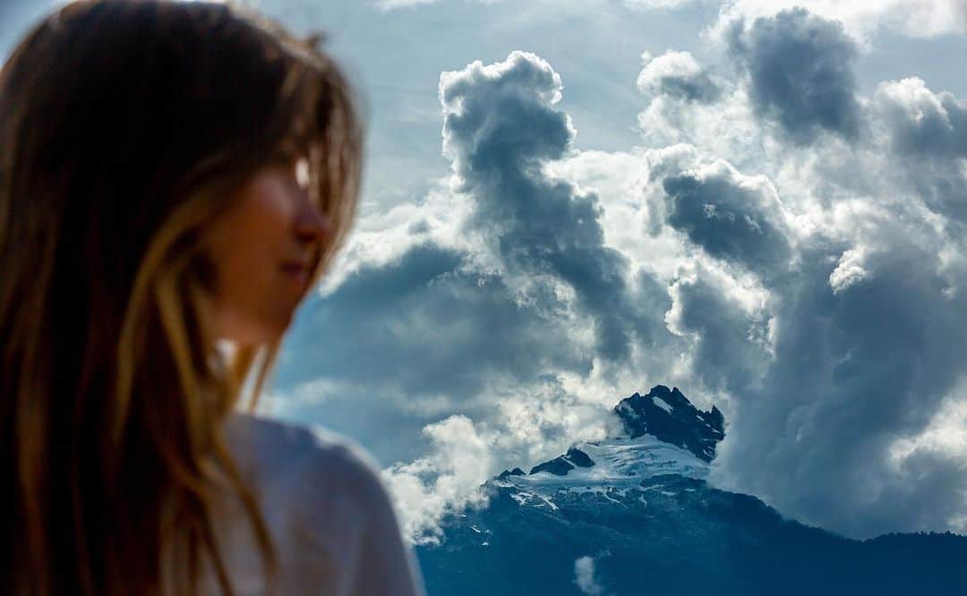 ボー・マーショフのインスタグラム：「Mountain Stares at Lady 🧘‍♂️🍁 #bc #HAPPYFRIDAY #photography @avalindalia」