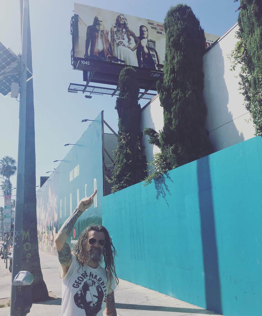 ロブ・ゾンビのインスタグラム：「I'm trying to point at that badass billboard but I am unfortunately directing everyone's attention to the large shrub. Oh well. #robzombie #3fromhell #shrublife #sherimoonzombie #richardbrake #billmoseley #jeffdanielphillips」