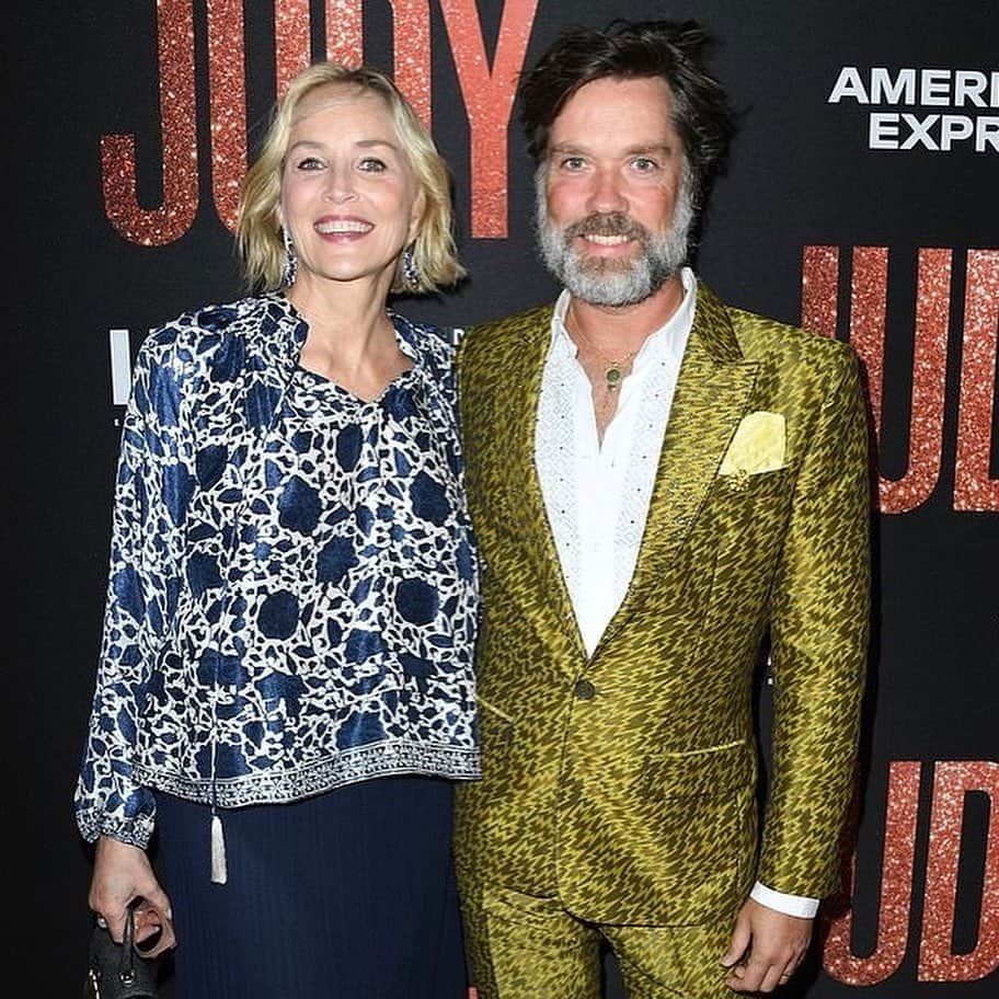 シャロン・ストーンさんのインスタグラム写真 - (シャロン・ストーンInstagram)「@garlandofjudy Premiere with @rufuswainwright. Congratulations to #RenéeZellweger - stunning portrayal of Judy Garland. #JUDY (Photographer: #FilmMagic)」9月21日 3時55分 - sharonstone