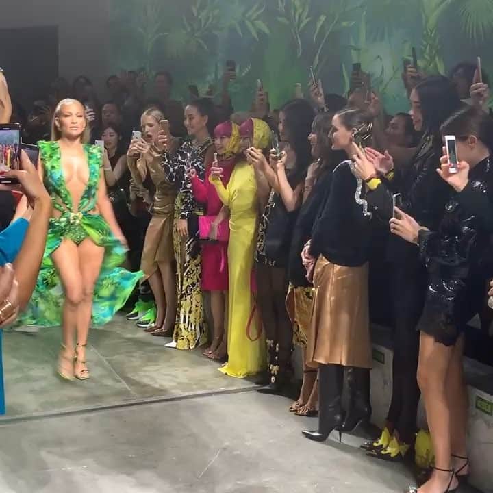 カリーヌ・ロワトフェルドのインスタグラム：「This is « dream fashion » @jlo @versace @donatella_versace 💚💚💚」