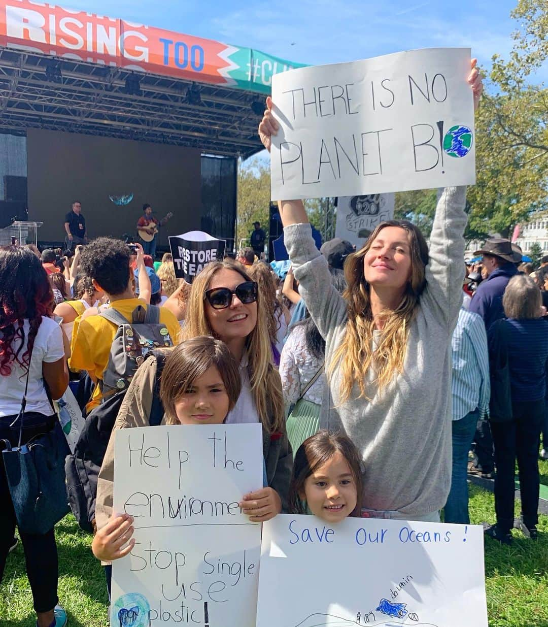 ジゼル・ブンチェンさんのインスタグラム写真 - (ジゼル・ブンチェンInstagram)「I’m so inspired by all the young people around the world who are leading this #ClimateStrike for action on the climate crisis, the biggest threat to our future.  This strike is an invitation to choose us. Choose our kids, choose humanity, choose our future. There is no Planet B. Please join us in supporting our 🌍 visit the link in my bio to find a strike near you or text "CLIMATESTRIKE" to 21333 to stay plugged in!  #climatestrike #answerwithaction #ClimateStrike #StrikeWithUs #YouthStrike #ClimateCrisis 💚 Me sinto inspirada por todos os jovens ao redor do mundo que estão liderando esse #ClimateStrike por ação na crise climática, a maior ameaça para o nosso futuro. Essa caminhada é ​​um convite para escolhermos a nós mesmos. Escolhermos nossos filhos, escolhermos a humanidade, escolhermos o nosso futuro. Não existe um planeta B. Por favor, junte-se a nós, vamos cuidar do nosso planeta 🌍. Visite o link na bio para encontrar o evento mais perto de você.」9月21日 4時08分 - gisele