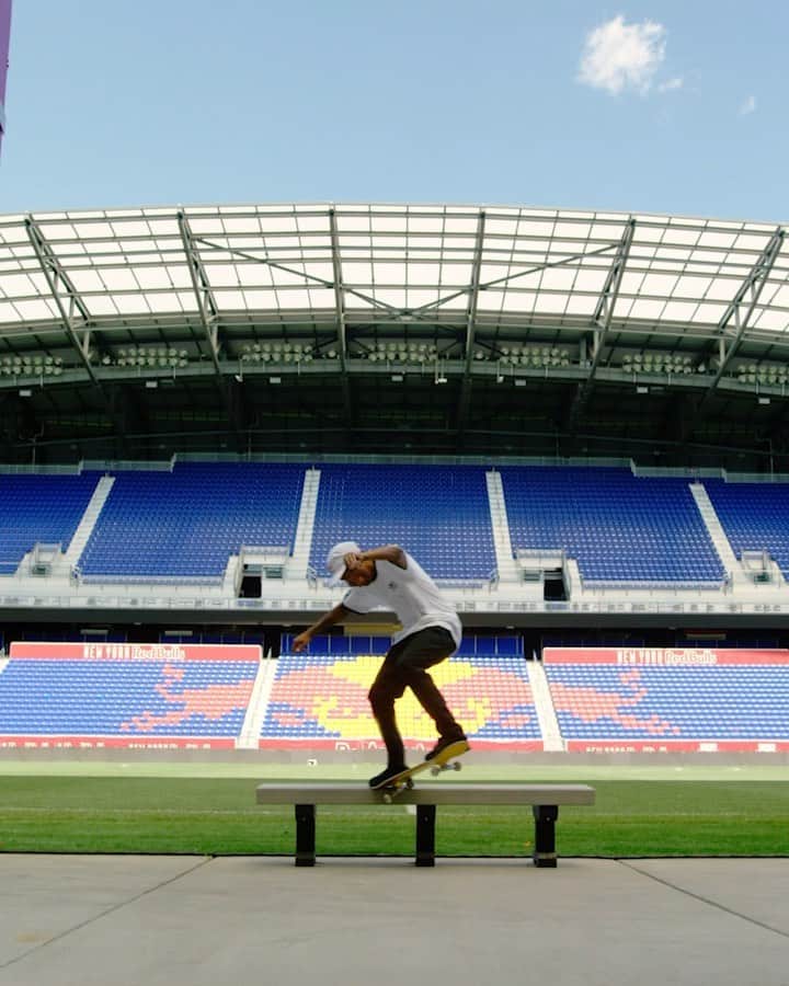 のインスタグラム：「Growing up as a kid in Brazil, pro skater @fgustavoo dreamed of becoming a famous soccer player like his heroes Pele and Neymar. That is, until he picked up a skateboard and found his true calling. Watch Felipe skate the @newyorkredbulls Arena in his @redbullskate project, “All On Me.” Link in bio. 🎥: @russellhoughten @kylecamarillo #skate #skateboarding #soccer #futbol #givesyouwings」
