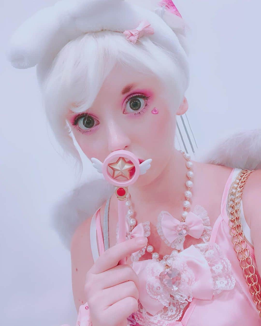 Elizabunnii エリザバニーさんのインスタグラム写真 - (Elizabunnii エリザバニーInstagram)「💖🎀My outfit theme for dragworld was.. a magical girl who was in bed when she had to go fight haha~💘💖💓 💔Sorry I didn’t get any full outfit pics!!😭 #kawaiifashion #kawaiistyle #pink #pastel」9月21日 4時14分 - dollie.bunnie