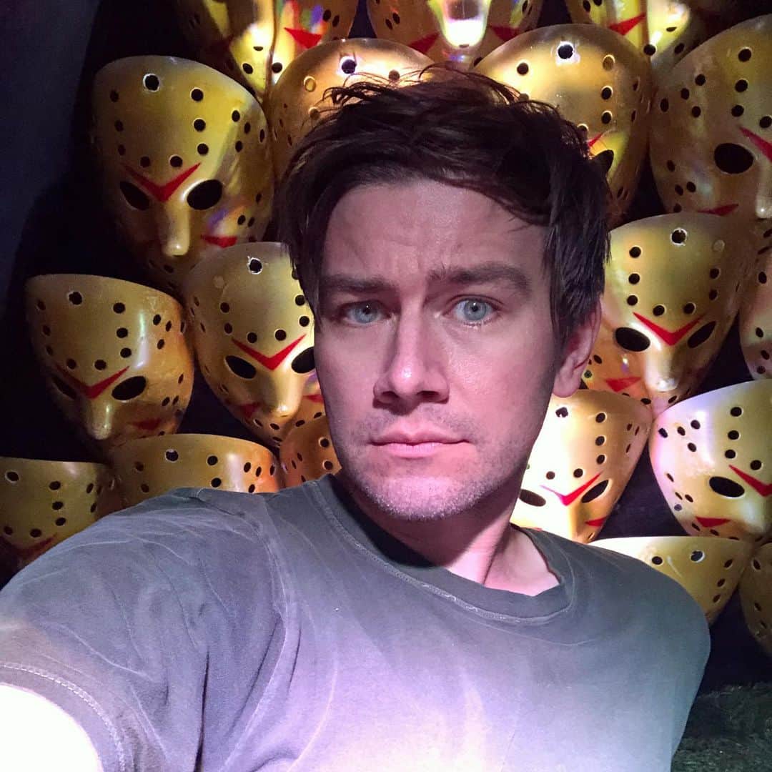 トーランス・クームスのインスタグラム：「I’m just gonna camp out in this tent with all these Jasons. What could go wrong? #ilsm」