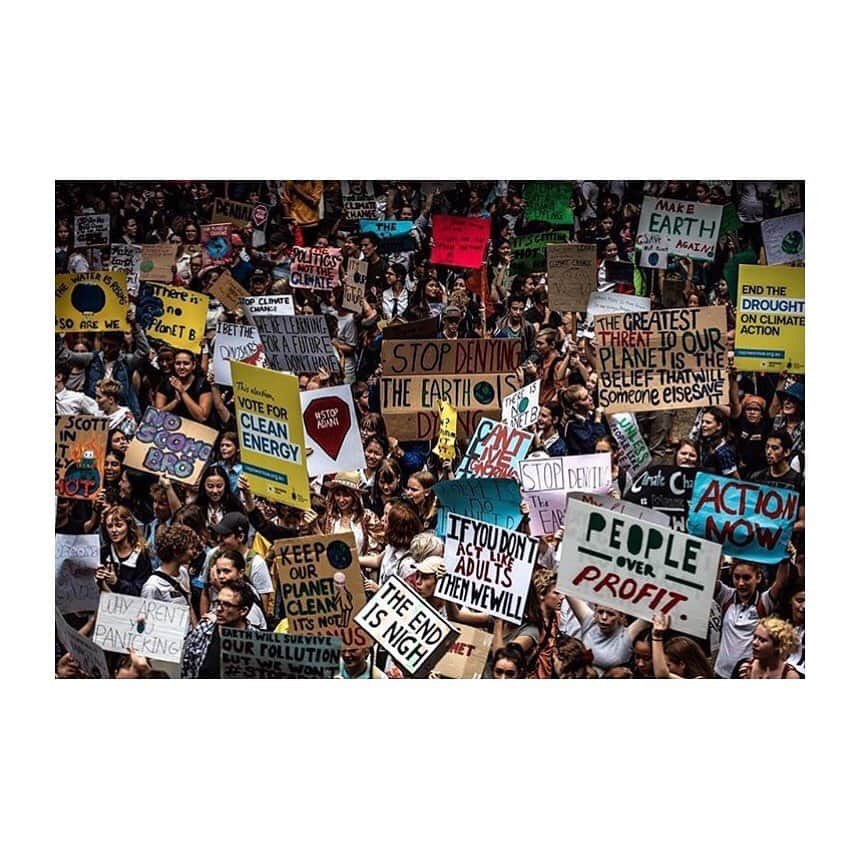 アリシア・デブナム・キャリーのインスタグラム：「Climate change is real. It is here. It is happening. We must listen to our scientists and act now! We must demand change from our leaders and big businesses to offset carbon emissions and stop burning fossil fuels. I’m in awe of all the children marching today but feel such grief knowing they have had to step up because older generations are failing them.  We only have one Mother Earth. 🌏🌿 #climatestrike」
