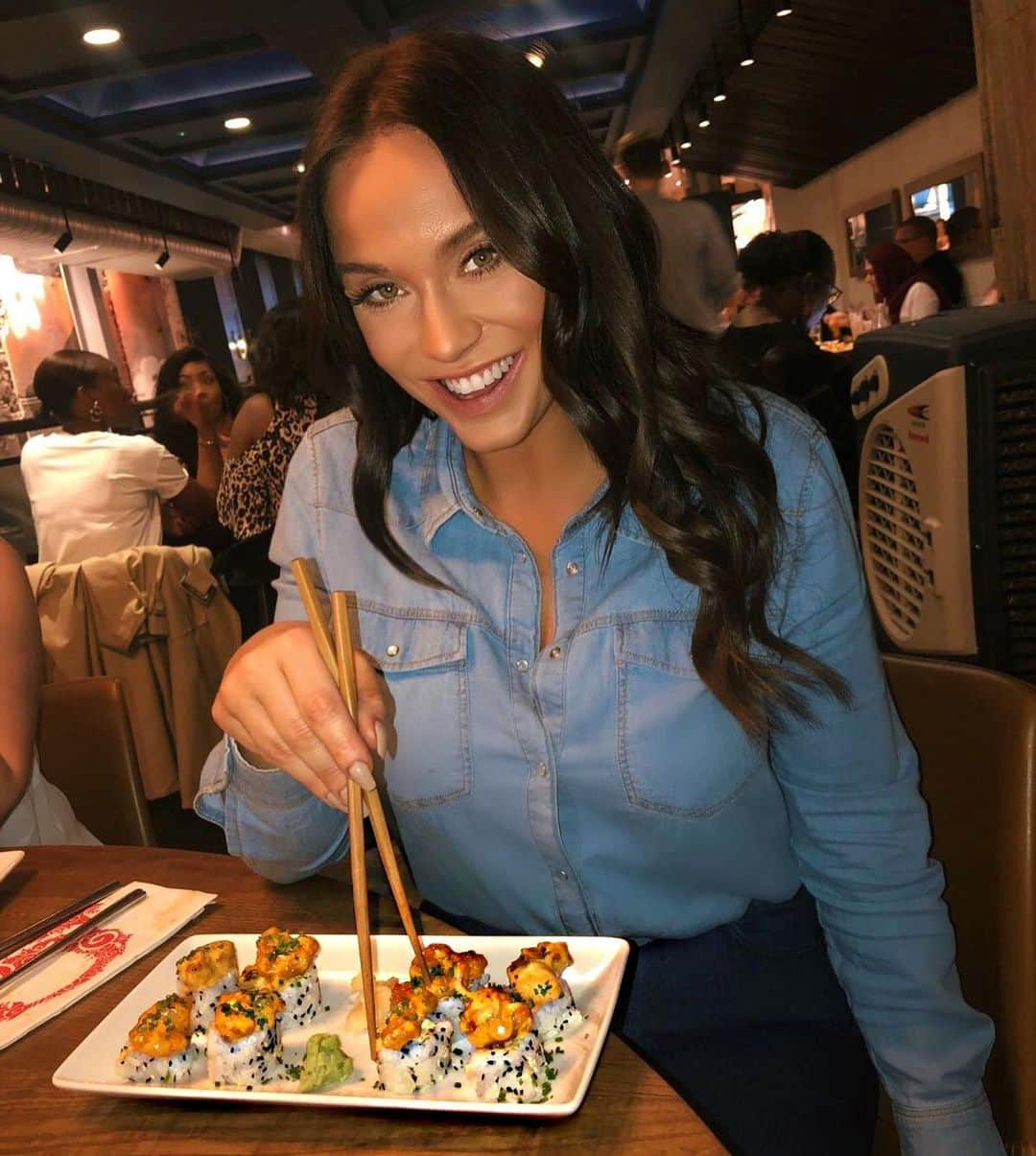 ヴィッキー・パティソンさんのインスタグラム写真 - (ヴィッキー・パティソンInstagram)「Dynamite Shrimp rolls don’t mind if I doooooo.... 🍤  Celebrating my beautiful little auntie genise’s (her name is denise but she’s ginger so we call her genise... lol!) birthday in the lovely @pfchangsasiantable Leicester Square... Not only were the cocktails amazing (check my insta stories) but the food was fab and this beautiful cake from their bakery lab!!! THANKYOU so much for having us! Beautiful start to a lovely fun filled birthday weekend ✨」9月21日 4時45分 - vickypattison