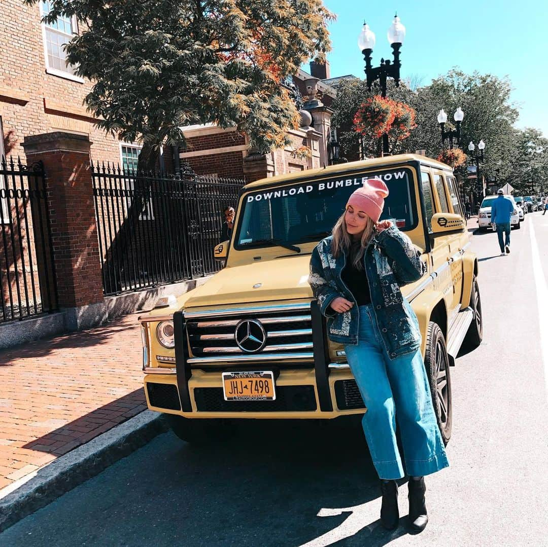 アシュリー・ワグナーさんのインスタグラム写真 - (アシュリー・ワグナーInstagram)「I spent the morning at Harvard with @bumble riding around in their G Wagon! They have been visiting college campuses across the US to give students safe rides. Download the @bumble app now to find events on your campus and meet friends, dates, and more! Comment below if you want @bumble to come to your school. #bumblepartner #ad」9月21日 4時43分 - ashwagner2010