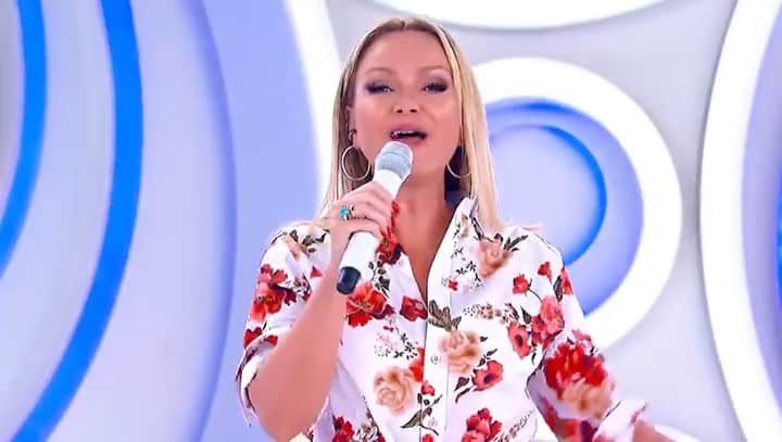 Eliana Michaelichin Bezerraのインスタグラム：「De passinho em passinho vamos longe!! #programaeliana10anos #rj #emicidaamarelo #eliana #dança #arte #musica #sonhos #oportunidade #respeito #carinho #acreditarsempre Repórter: @rickyteixeira」