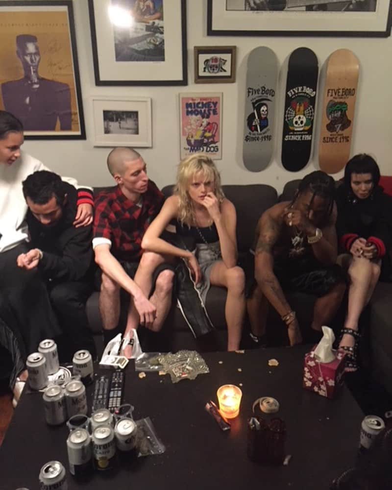 アレキサンダー・ワンのインスタグラム：「@alexwangny airdropped us some exclu$ive content, straight from his iPhone. More where this came from. First up: @travisScott, @hannegabysees, @binxwalton, @_alice_glass BTS Spring 2016 campaign shoot. #awAirdrop」