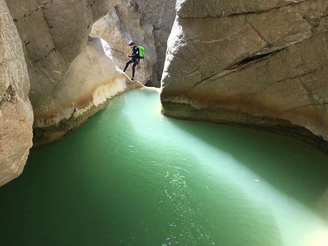 キリアン・フィッシュフーバーのインスタグラム：「Shades of emerald. Canyoning in the Clue de #riolan」