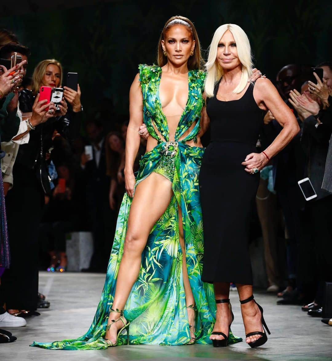 Saks Fifth Avenueさんのインスタグラム写真 - (Saks Fifth AvenueInstagram)「@JLo closed tonight’s @Versace show with an updated look of her 2000s Grammy’s dress. Brava, @Donatella_Versace, this is one for the books. #MFW Image: @alepix」9月21日 5時03分 - saks