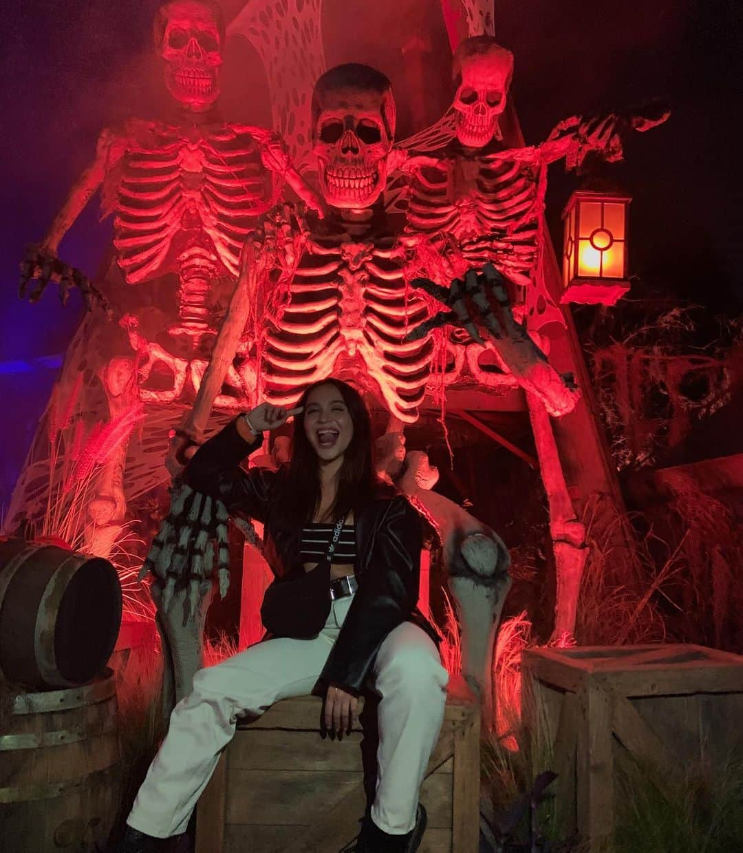 ステラ・ハジェンズさんのインスタグラム写真 - (ステラ・ハジェンズInstagram)「spooky stella just casually thriving 💀💀💀 but forreal @knottsscaryfarm turned UP the notch & now I have no voice #scaryfarm」9月21日 4時56分 - stellahudgens