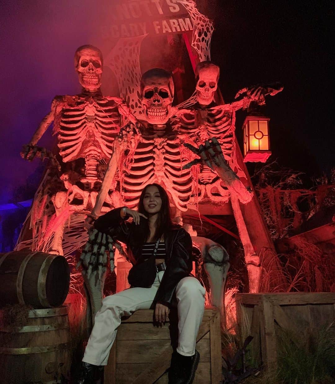 ステラ・ハジェンズのインスタグラム：「spooky stella just casually thriving 💀💀💀 but forreal @knottsscaryfarm turned UP the notch & now I have no voice #scaryfarm」
