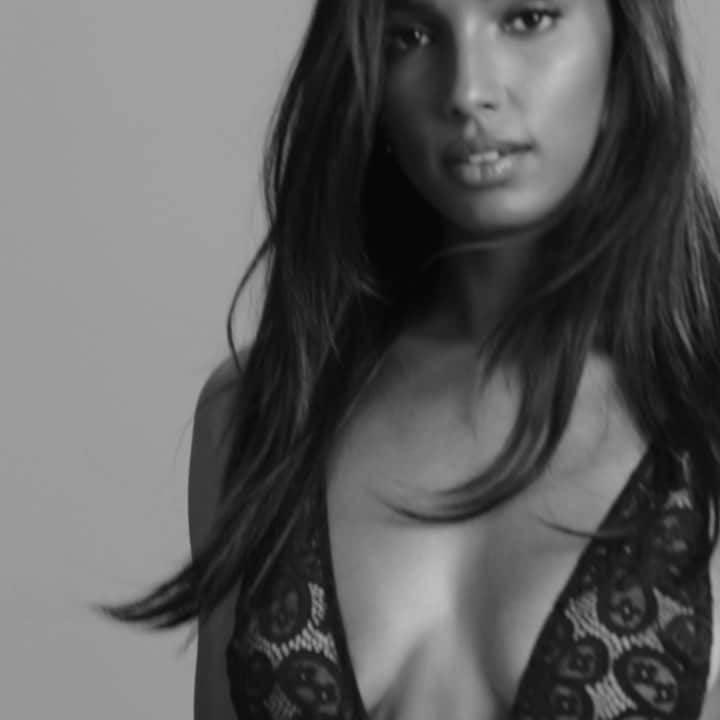のインスタグラム：「A little Jas never hurt anyone 😍🙌🏻 @jastookes @victoriassecret #repost」