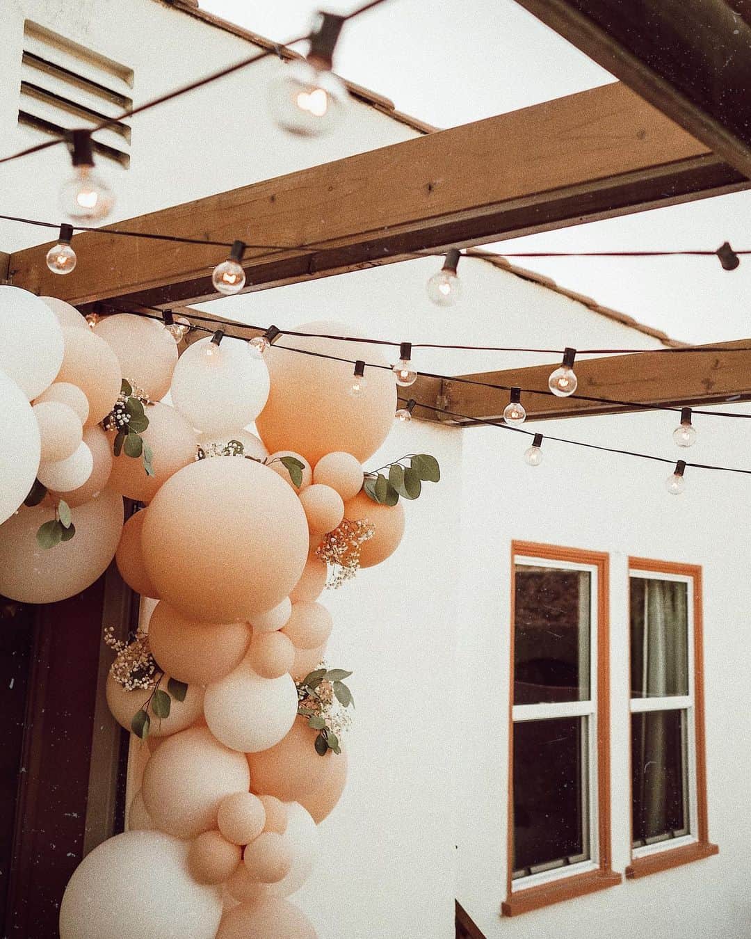 W E Y L I Eのインスタグラム：「Wish my backyard looked like this everyday @ohshinypaperco 🎈」