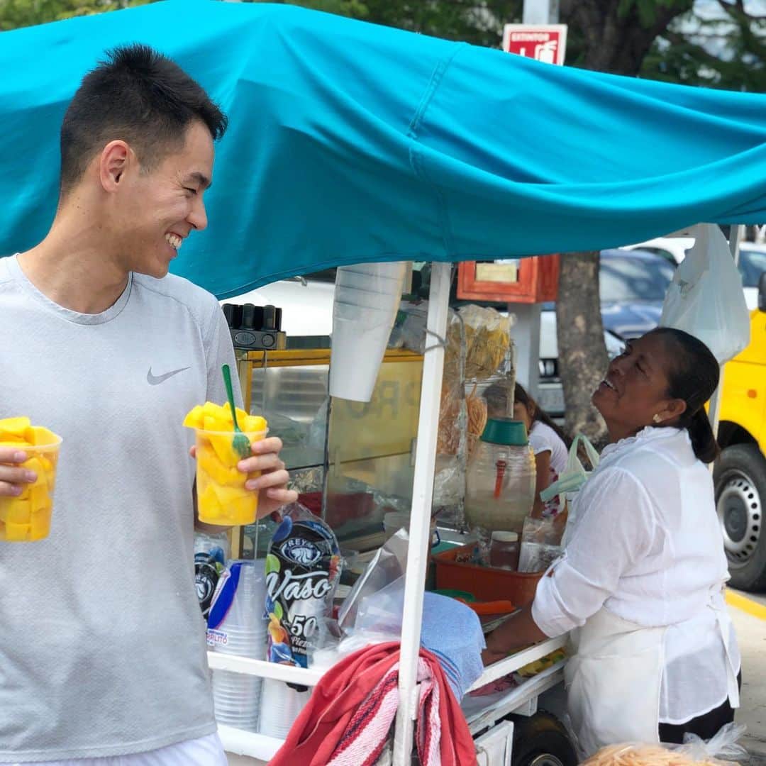 ハワード・シューのインスタグラム：「Dos de mango por favor 🥭」