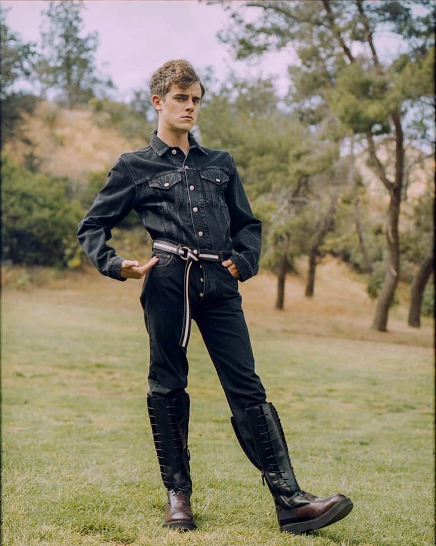コナー・フランタのインスタグラム：「i put the aw in yeehaw, *2017 by @vinceaung 🥺🥾」