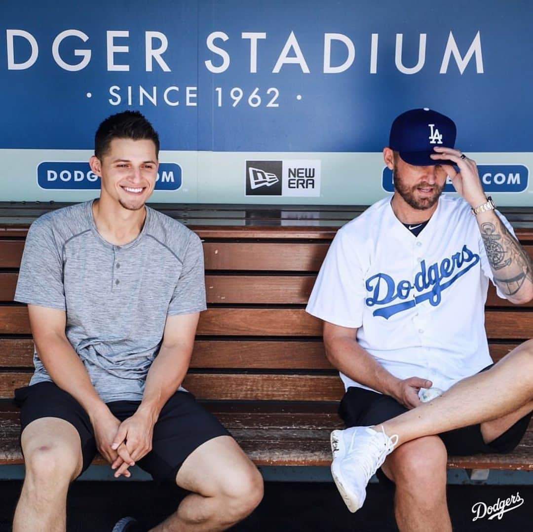 のインスタグラム：「Got to play some CATCH with @brettyoungmusic yesterday ⚾️🎵」