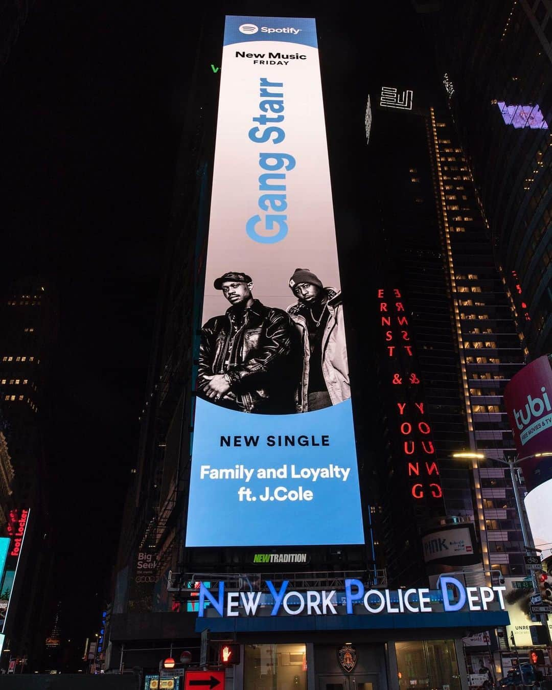 DJプレミアさんのインスタグラム写真 - (DJプレミアInstagram)「...AND NOW TIMES SQUARE... WHATTA BLESSING!!! WE HUMBLY GIVE THANKS... HIP HOP GOT US HERE... @gangstarr  THANK YOU @spotify... THANK YOU @chimodu  THANK YOU @realcoleworld  THANK YOU @ianschwartzman  THANK YOU SUPPORTERS OF THE GANG STARR BRAND! WE LOVE EACH AND EVERY ONE OF YOU! GURU WE MISS YOU BROTHER!!! R.I.P. GURU 🙏🏾」9月21日 5時32分 - djpremier