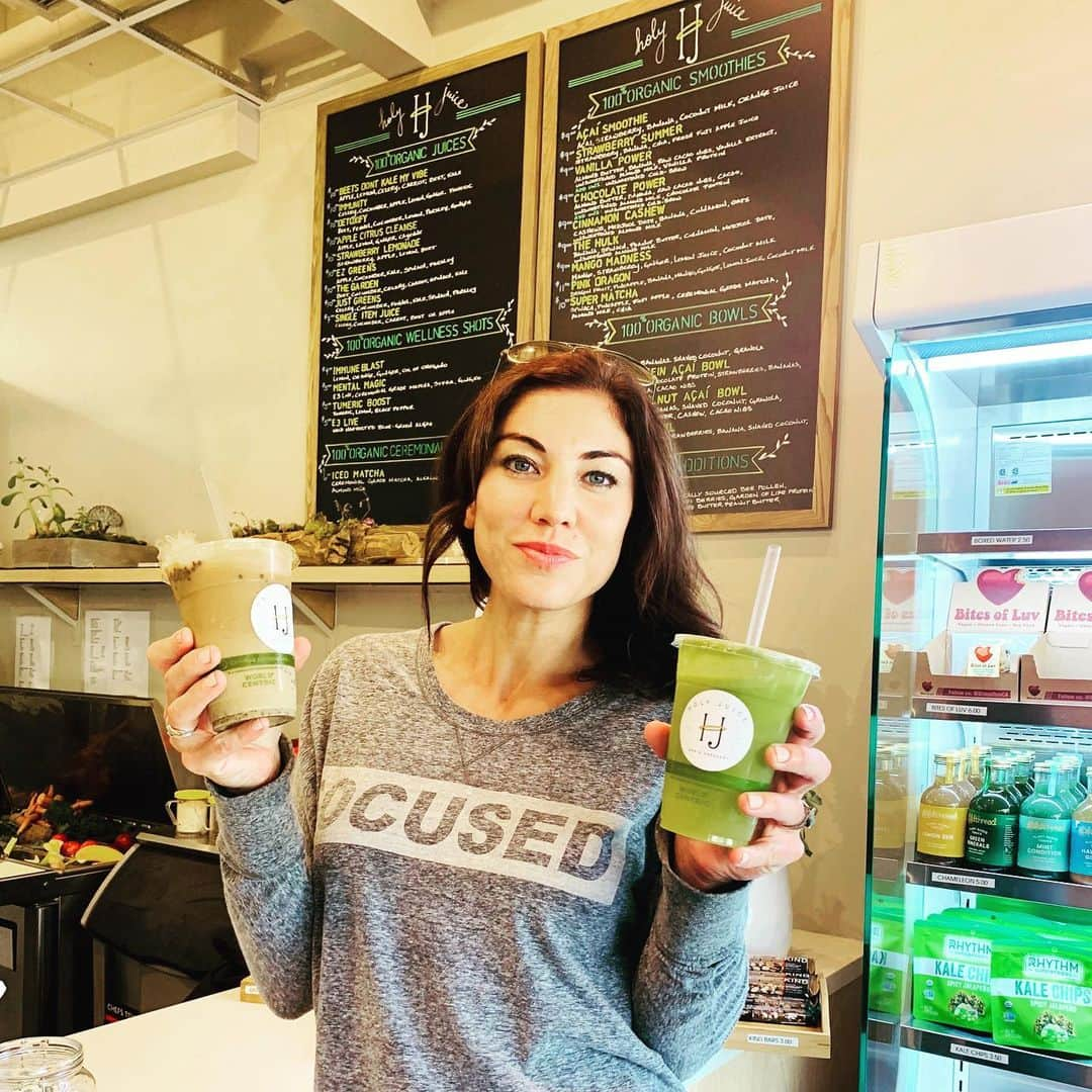 ホープ・ソロさんのインスタグラム写真 - (ホープ・ソロInstagram)「Out of the farm ▶️ into the city!  Gotta take advantage of all the LA hot spots when I’m in town! @holyjuicebar is always so good that one’s never enough! Had to get two! 😂🥤2️⃣」9月21日 5時33分 - hopesolo