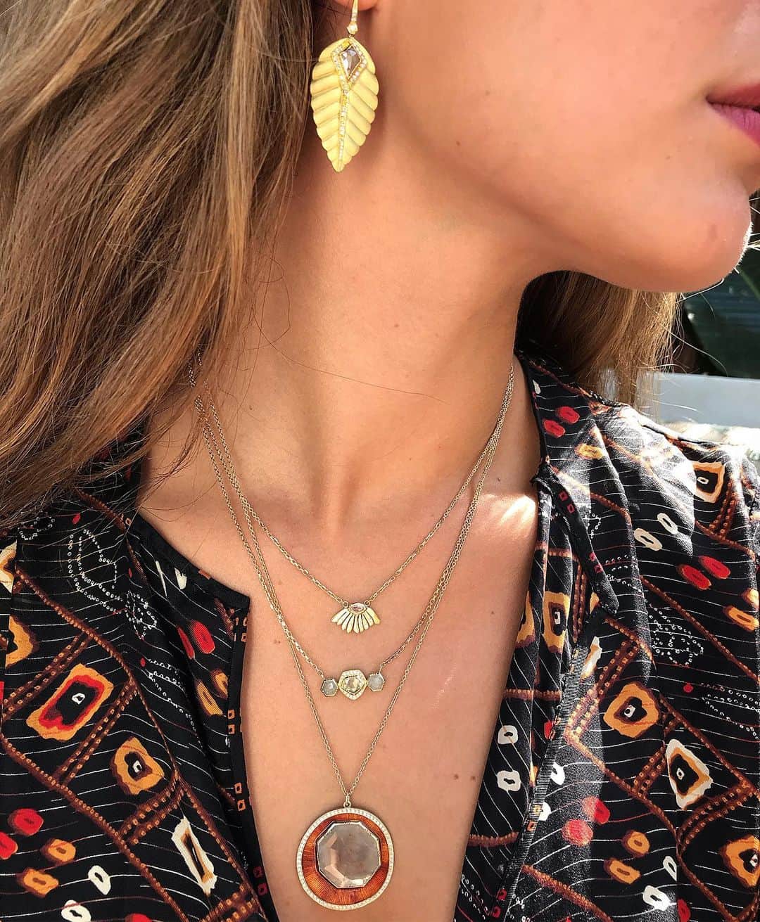 のインスタグラム：「🍂🍃moving into Fall with Maya Leaf  and Flora collection,  heading to Paris Fashion Week! 🌈💕✨ #handforged #fnecraftsmanship #rawdiamond #uniquejewelry #parisfashionweek #brookegregson #enamel #handengraved #pfw」