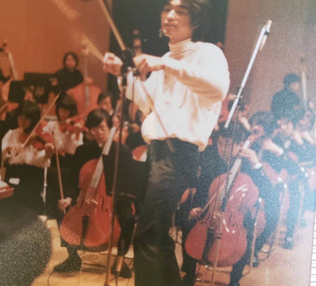 藤岡幸夫さんのインスタグラム写真 - (藤岡幸夫Instagram)「本日９/２１のエンターザミュージック(BSテレ東 毎週土曜23:30～)はお馴染み新井鴎子さんをゲストに先週に続きブラームスの交響曲１番②！クラシックファンにも余り知られていない魅力を楽しく紹介！テノールの福井敬さんも登場？！僕の恥ずかしい高３の時の(なんてキザなんだ…)この１番の演奏も…」9月21日 5時45分 - sachio_fujioka