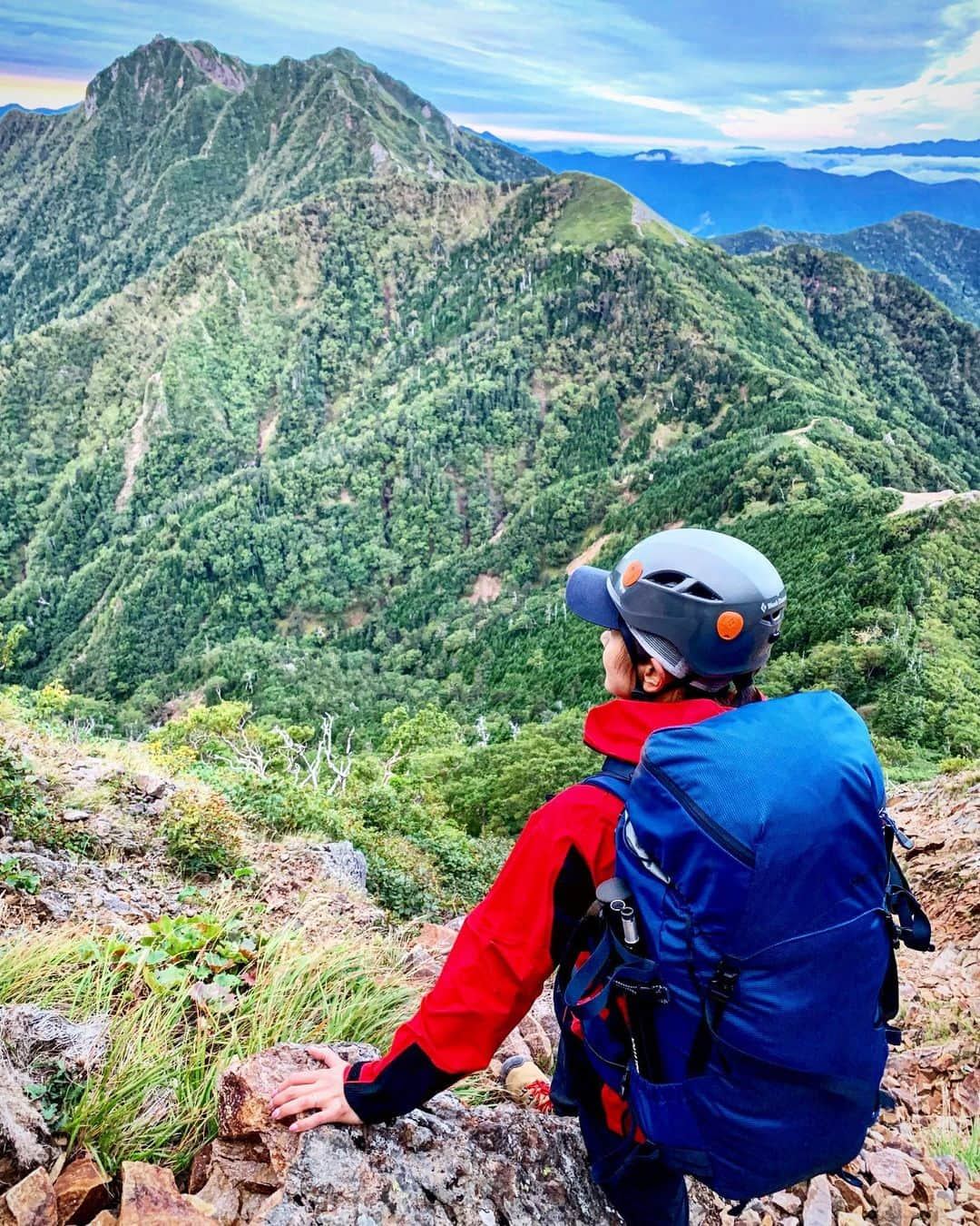 田中幸さんのインスタグラム写真 - (田中幸Instagram)「3日間の山行 念願の八ヶ岳全縦走⛰  想像を遥かに超えた景色と体感 遠くから見えた山の稜線歩き  いつも遠くから見る 八ヶ岳の見え方が変わる 最高の経験になった  #PEAKS #八ヶ岳全縦走 @bambootail_backcountry  @doryu_3754  @marmot @marmot_japan #marmot #マーモット #アウトドアウェア #KEENAMBASSADOR #KEENJAPAN #KEEN #アウトドア #アウトドア女子 #山ガールファッション #山ガール #登山 #登山女子 #コーデ」9月21日 11時13分 - sachitanaka