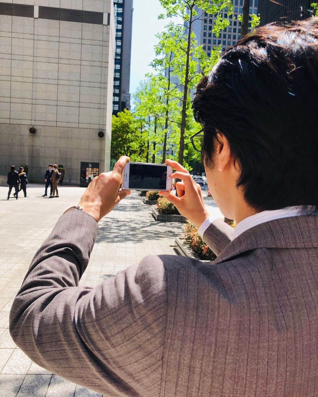 テレビ朝日「おっさんずラブ」さんのインスタグラム写真 - (テレビ朝日「おっさんずラブ」Instagram)「﻿ #劇場版おっさんずラブ﻿ ㊗️大ヒット上映中㊗️﻿ ﻿ 本社前にて🏢じゃれ合うはるたんとジャスをこっそり撮影する武川主任。﻿ ﻿ #子犬みあふれる後輩2人を発見👀﻿ #楽しそうだなぁー！﻿ #若いっていいな...﻿ #思わず連写する武川主任﻿ #ところで主任﻿ #その写真何に使うのですか❓﻿ #もしやその写真﻿ #誰かに渡すため...❓﻿ #眞島秀和﻿ #おっさんずラブ﻿ #本日ついにサタデーナイト🌃﻿ #全国233館で応援上映開催🎉」9月21日 11時15分 - ossanslove