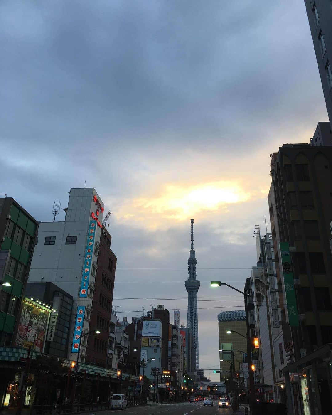 福山理子さんのインスタグラム写真 - (福山理子Instagram)「観音さま行ってきます 最近つがいの鳩をよく見ます。いいことありそう これから映画の撮影に横須賀へ  #観音さま #浅草寺 #雷門 #スカイツリー」9月21日 5時57分 - rikofukuyama