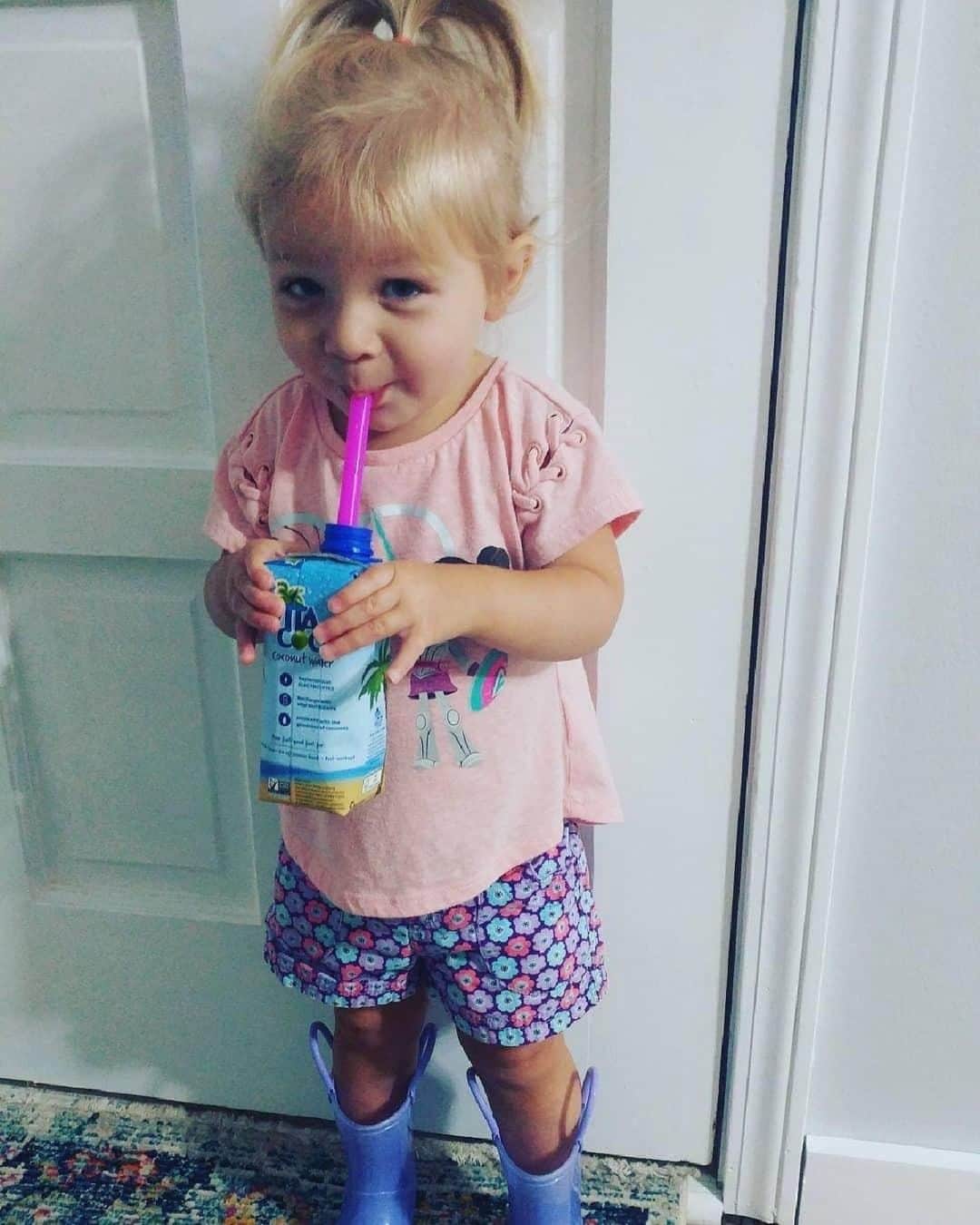 Vita Coco Coconut Waterのインスタグラム：「Me at happy hour」