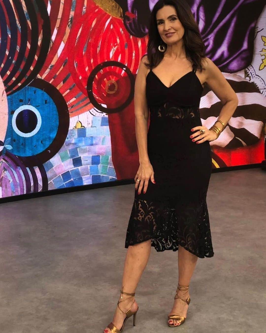 ファチマ・ベルナルデスのインスタグラム：「Queria agradecer a quem foi até o site do #encontrocomfatima votar no look de hj. E não posso fechar essa semana sem agradecer também pelas muitas, muitas mensagens e homenagens lindas que recebi pelo meu aniversário. Emocionante demais. Obrigada de coração por espalharem esse amor. Espero sempre poder retribuir. ❤️」
