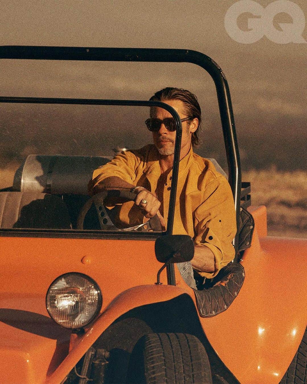 GQさんのインスタグラム写真 - (GQInstagram)「Riding into the weekend like . . . Brad Pitt on this dune buggy. (📸@lachlanbailey) #bradpitt」9月21日 6時09分 - gq