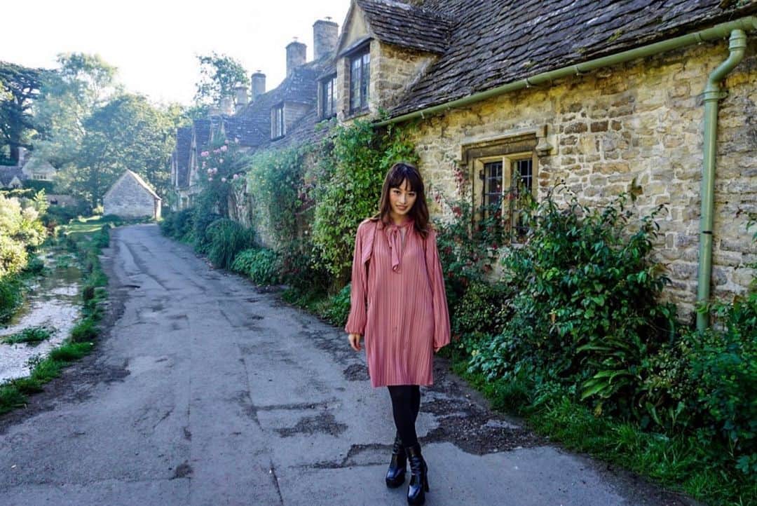 松林裕香さんのインスタグラム写真 - (松林裕香Instagram)「イギリスで1番美しい村と言われているバイベリー🇬🇧﻿ ﻿ まるでおとぎ話のような場所じゃないですか？﻿ ﻿ ✔︎ Bibury / Cotswolds ﻿ #バイベリー#Bibury#コッツウォルズ#Cotswolds#イギリス#イングランド#英国#村#genic_mag#ファッション#yukajourneyy#旅行#trip#japanese」9月21日 6時23分 - yukapiano_
