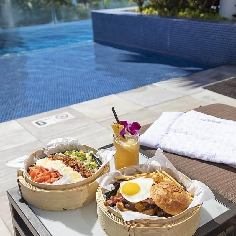 Trump Waikikiさんのインスタグラム写真 - (Trump WaikikiInstagram)「Happy Aloha Friday from the Infinity Pool.  #trumpwaikiki #trumpwaikiki10  #fivestarluxuryhotelwaikiki #infinitypool #poolsidelunch  ハッピー・アロハ・フライデー！  #トランプワイキキ #5つ星ホテル #家族でハワイ #ラグジュアリートラベル」9月21日 6時26分 - trumpwaikiki